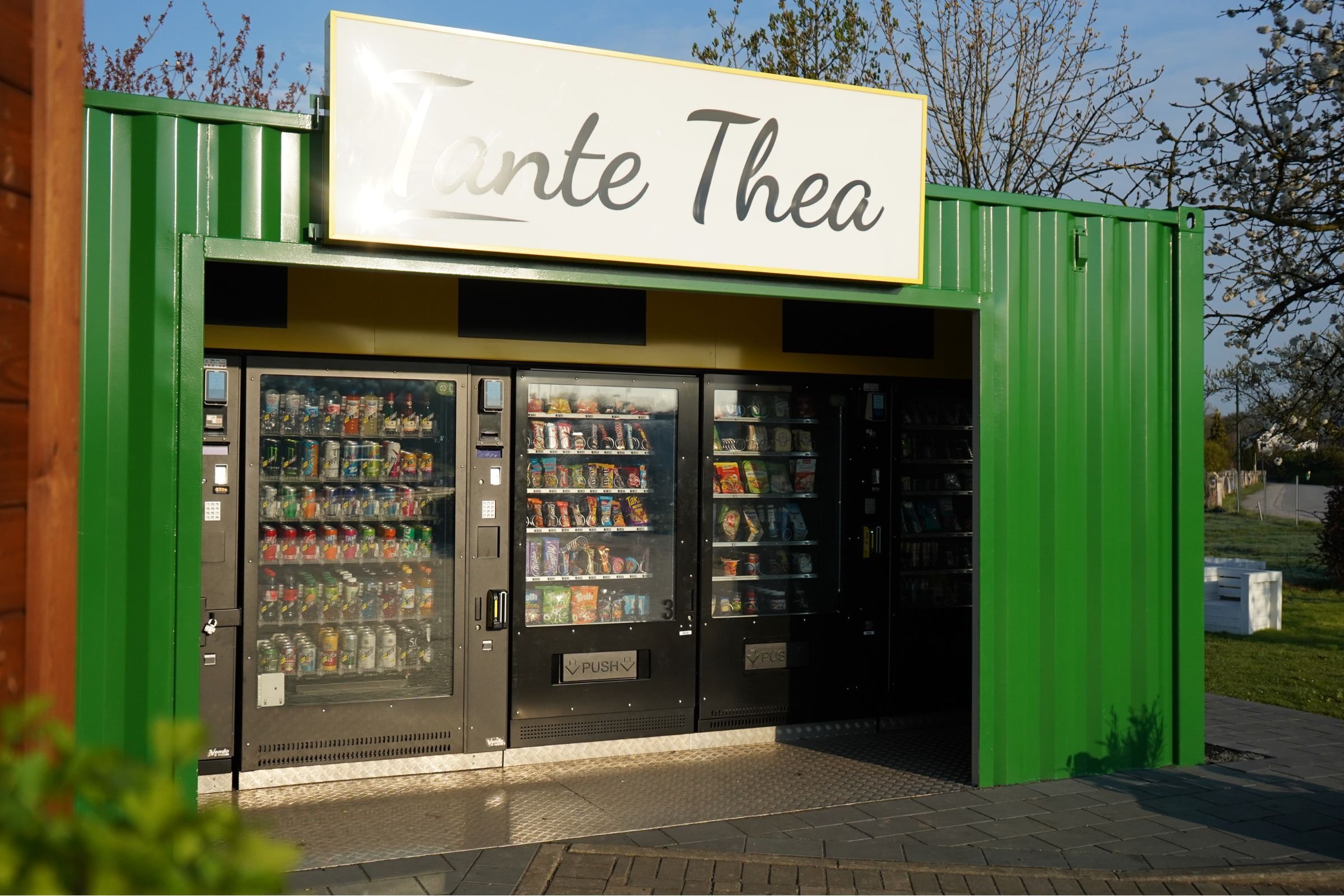 Tante Thea Standort in Hemdingen mit grüner Containerfassade und Automaten für 24/7-Nahversorgung