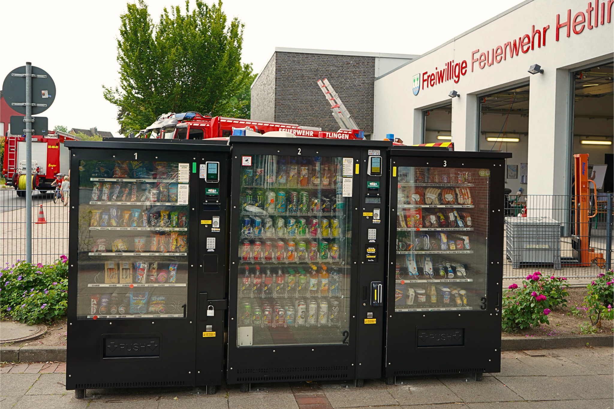 Frontansicht der Tante-Thea-Automaten in Hetlingen mit breitem Sortiment regionaler Produkte für die automatisierte 24/7-Nahversorgung.