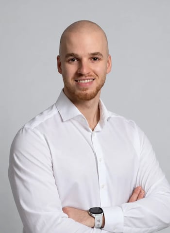 Porträt von Arthur Libovych vor einem hellgrauen Hintergrund.