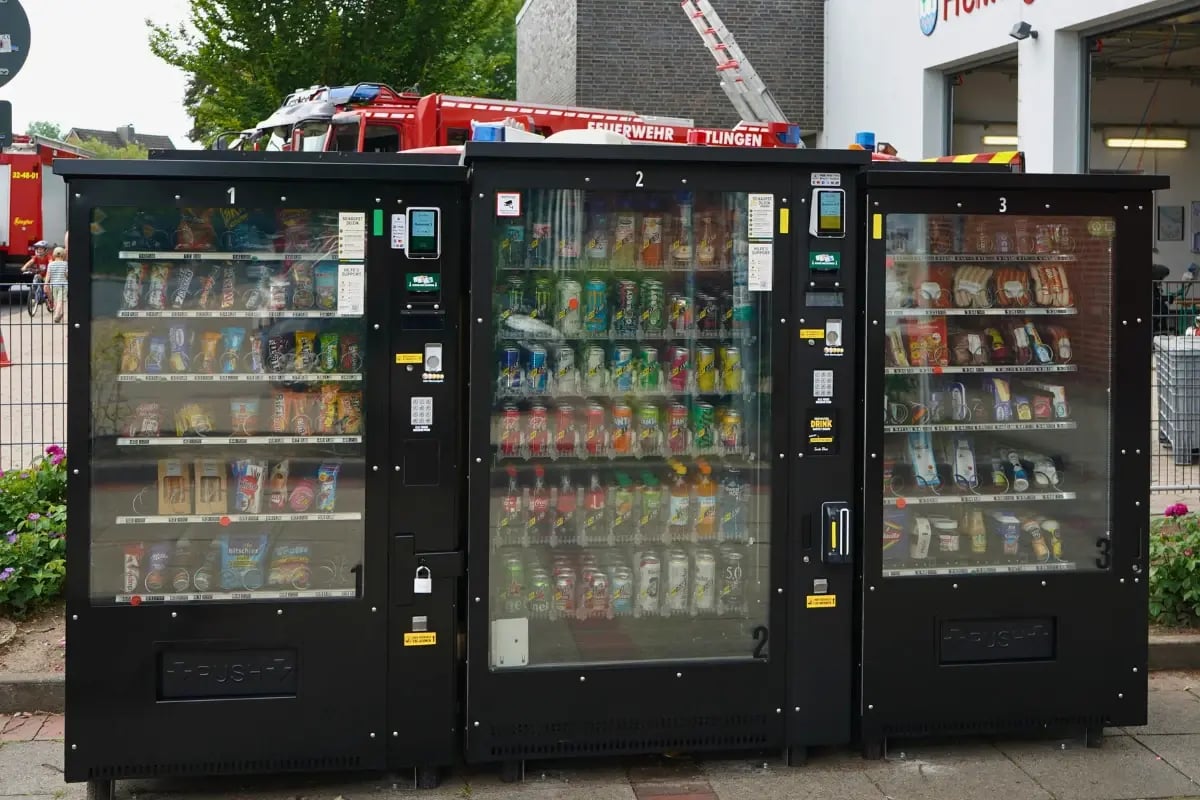 Frontansicht der Tante-Thea-Automaten in Hetlingen mit breitem Sortiment regionaler Produkte für die automatisierte 24/7-Nahversorgung.
