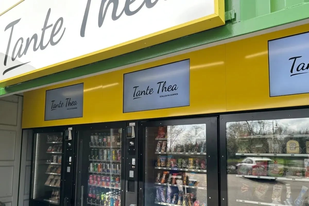 Tante-Thea-Standort mit Automaten und digitalen Werbebildschirmen.
