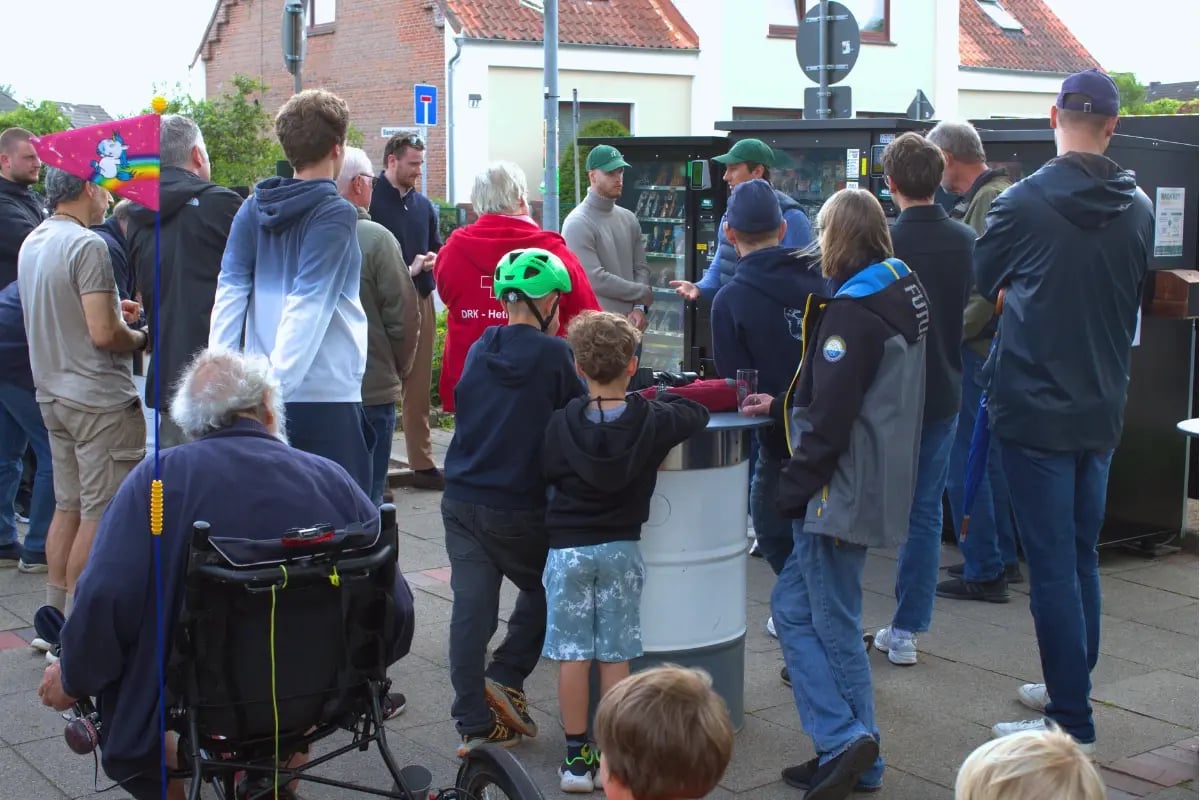 Eröffnung des Tante-Thea-Automatenstandorts in Hetlingen mit großer Besucherzahl und Vorstellung des innovativen 24/7-Nahversorgungskonzepts.