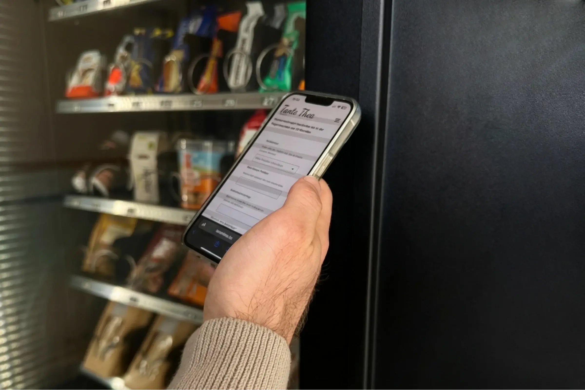 Kunde meldet ein Problem an einem Tante-Thea-Automaten über das Smartphone.