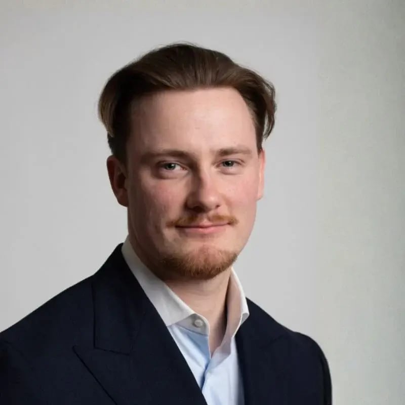 Porträt von Fjonn Kuhmünch, verantwortlich für Standorte und Partnerschaften bei Tante Thea.