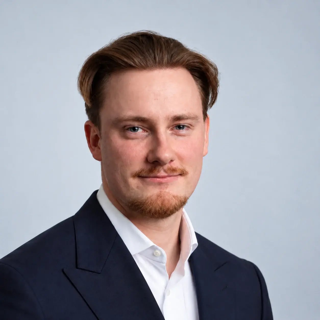 Porträt von Fjonn Kuhmünch, verantwortlich für Standorte und Partnerschaften bei Tante Thea.